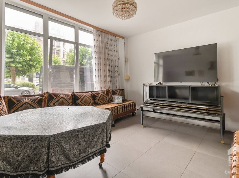 Ideaal gelegen aan de brede, met bomen omzoomde Louis Bertrandlaan in Schaarbeek, op een steenworp van het Josaphatpark, zal deze duplex van ± 80 m² (
