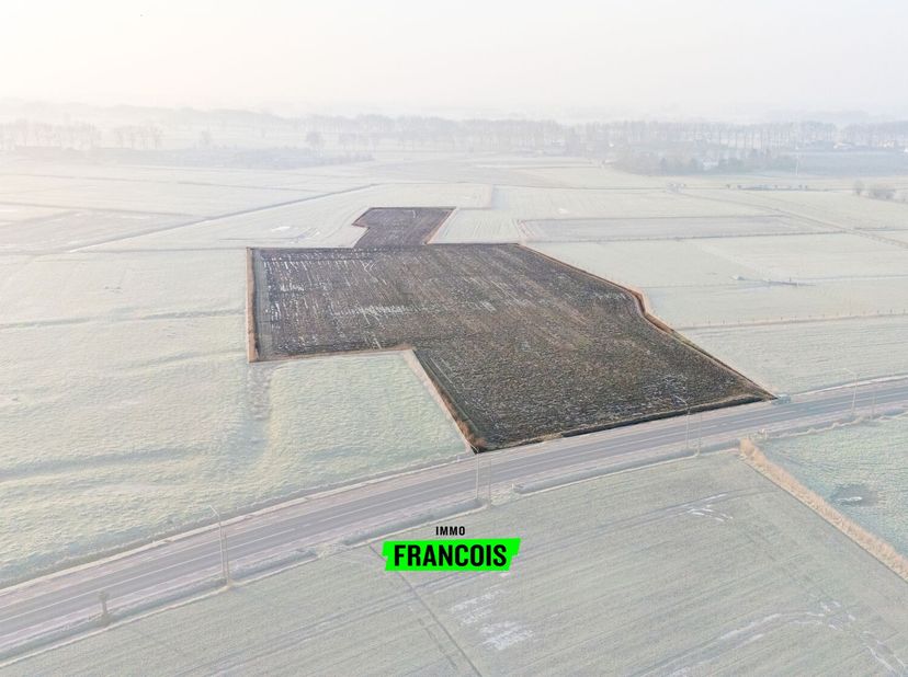 Te koop, een uitstekend gelegen stuk landbouwgrond in Dudzele. Dit perceel is vlot toegankelijk dankzij de ligging aan de straatzijde. De grond is bes