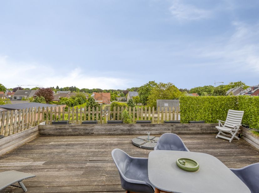 Appartement en duplex situé au cur de Kasterlee, d&#039;une surface habitable de 128 m². Les menuiseries en aluminium et les doubles vitrages assurent un c