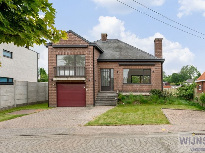 Ontdek deze instapklare woning, gelegen in de rustige en residentiële wijk van Sint-Katelijne-Waver, op Akelei 63. Deze charmante gezinswoning combine
