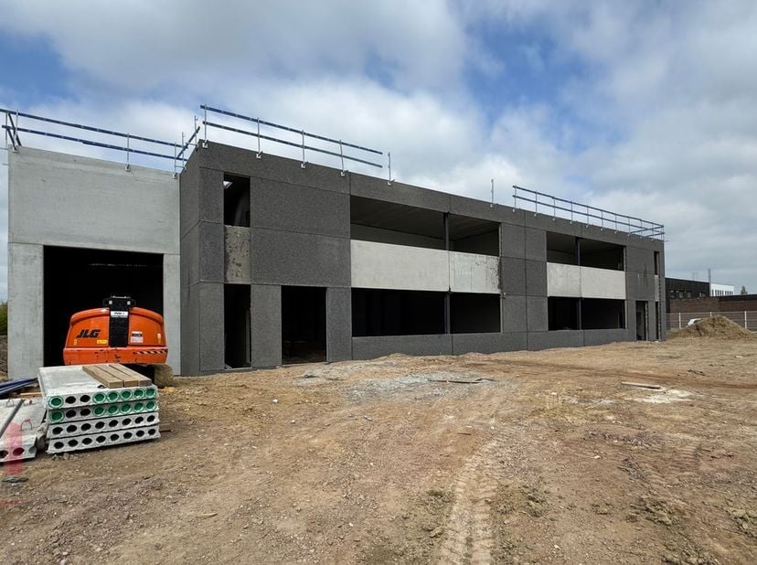 Magazijn van 649 m² met 103 m² kantoorruimte en 109 m² polyvalente ruimte.&lt;br /&gt;
&lt;br /&gt;
Het magazijn is opgebouwd uit een staalconstructie met betonpa