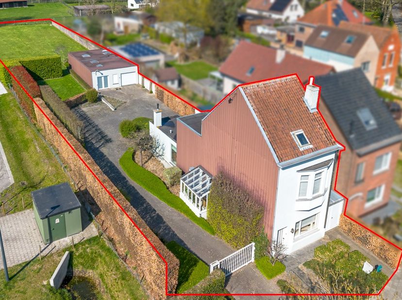 Op een topligging in de Waterstraat te Sint-Amandsberg, dicht bij centrum Gent, vinden we deze prachtige woning op 1774m² met ruime garage/magazijn en