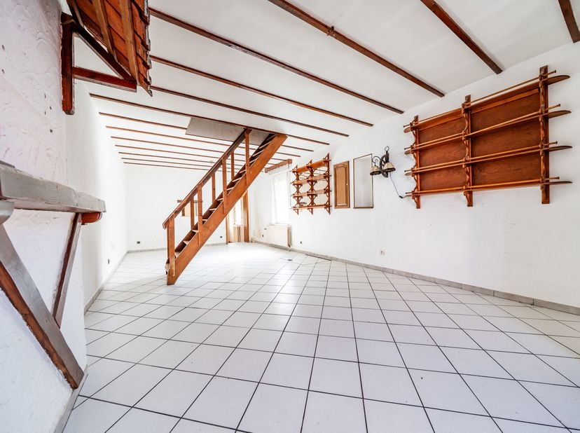 Située à la Préalle, à proximité des commerces, écoles, espaces de loisirs et axes autoroutiers, maison 2 à 3 chambres avec cour et garage.&lt;br /&gt;
Le b