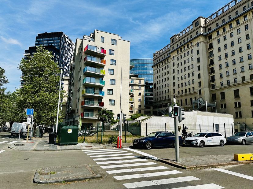 SCHUMAN - Op een steenworp afstand van het Berlaymont, in het hart van de Europese wijk, bieden wij 16 beveiligde parkeerplaatsen te koop aan.  De par