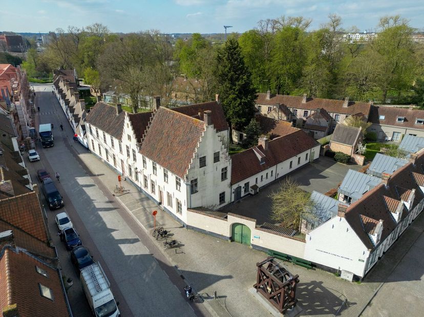 Op een ideale uitsvalsbasis in de Boeveriestraat in centrum Brugge, vlakbij &#039;t Zand, het Concertegebouw en het Station, en schuin tegenover het klasse