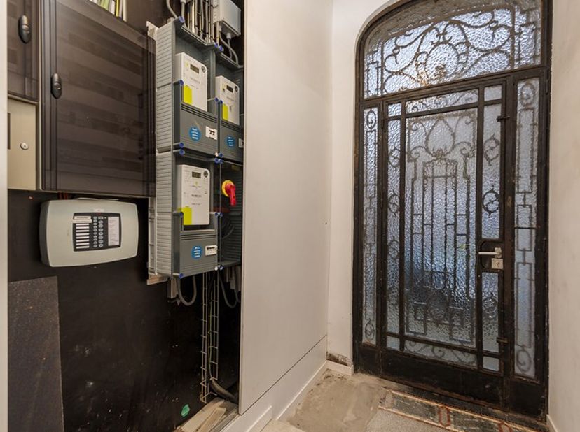 Aan de Veemarkt in het handelscentrum van Tienen treffen we deze bijzondere eigendom aan. Het pand heeft in totaal 3 gerenoveerde appartementen, allen