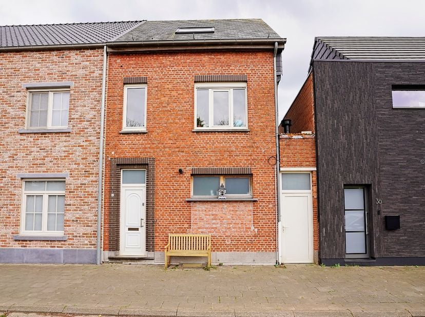 Bent u op zoek naar een woning met potentieel in een rustige, groene buurt? Deze charmante woning biedt alles wat een gezin nodig heeft: vier volwaard