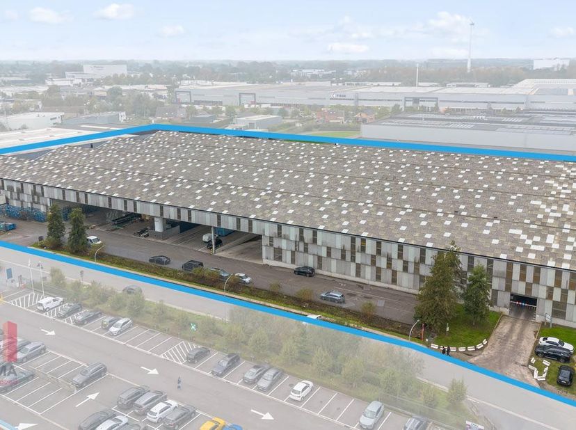Stand alone bedrijfsgebouw (gelauwerd met architectuurprijs) bestaande uit 12.881 m² opslagruimte en een luifel van 1.581 m² met 2.364 m² kantoren, ge