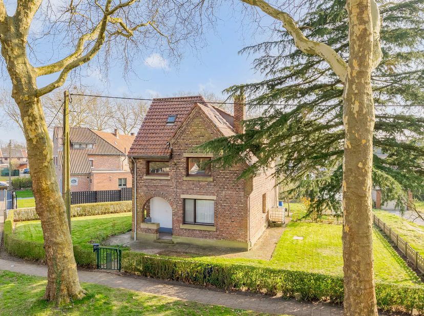 Découvrez ce confortable bâtiment mitoyen, situé sur un terrain d&#039;environ 7 hectares dans un quartier verdoyant et calme de Genk. &lt;br /&gt;
L&#039;emplacement