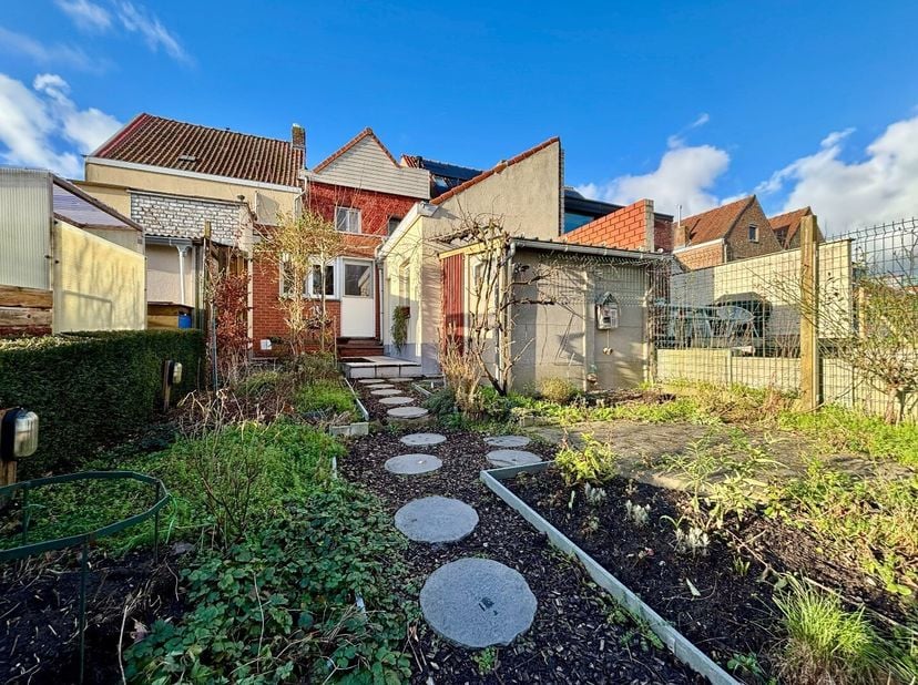 Centraal gelegen woning met uitweg in zeer goed onderhouden staat.&lt;br /&gt;
Deze woning is gelegen in een van de meest rustige buurten van Hulste. Toch l