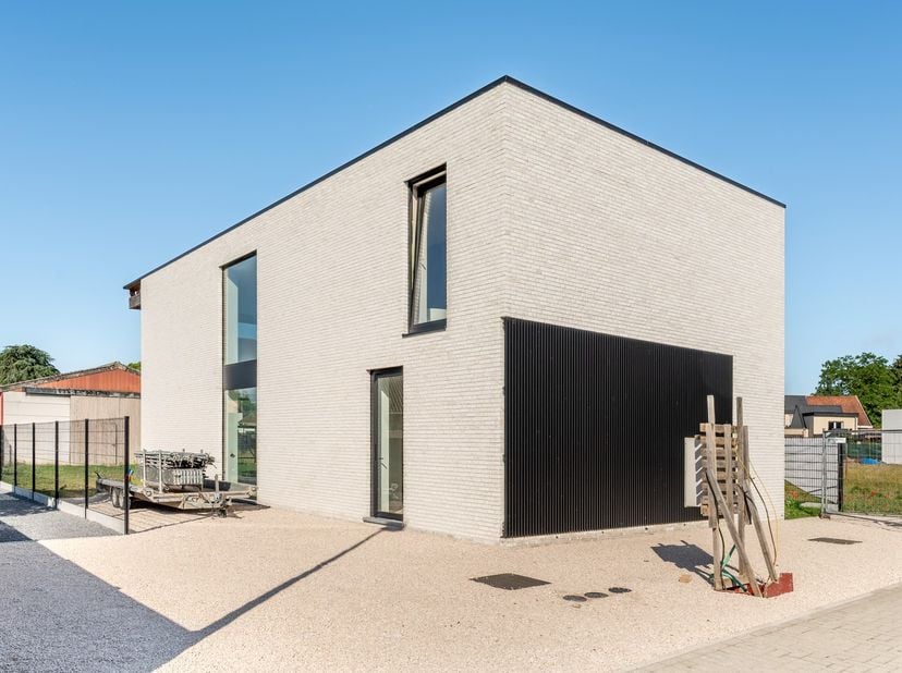Bent u op zoek naar een unieke woonkans waar wonen en werken hand in hand gaan? Deze moderne open bebouwing in het rustige Branst (Bornem) combineert