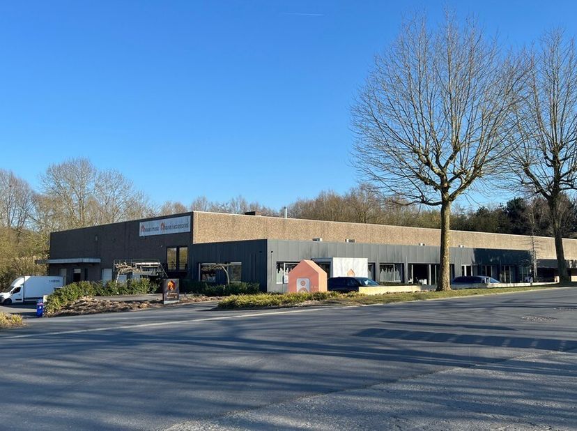 Bâtiment commercial à louer avec 3602m² d&#039;entrepôt, 621m² de bureaux aménagés sur un terrain de 18553m².&lt;br /&gt;
Emplacement : dans la zone industrielle