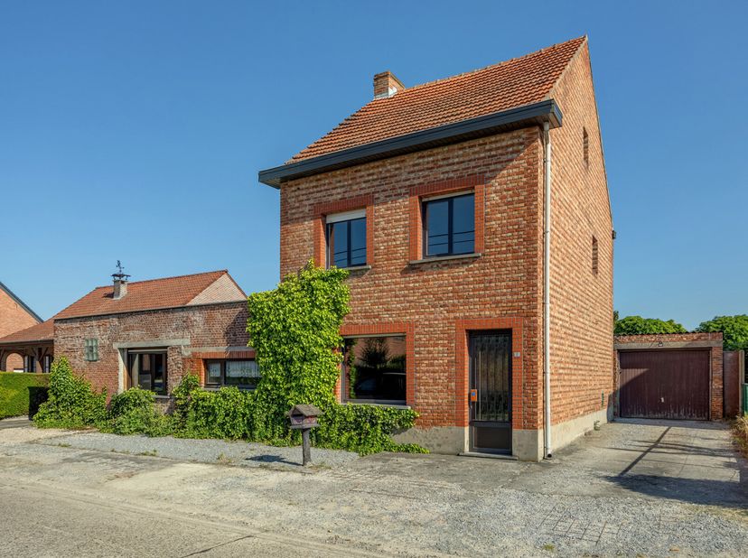 GELIJKVLOERS&lt;br /&gt;
Leefruimte 38 m² op tegel. Keuken 23 m² op laminaat met keramisch kookvuur, oven, dampkap en dubbele spoelbak.&lt;br /&gt;
Wasplaats/badk