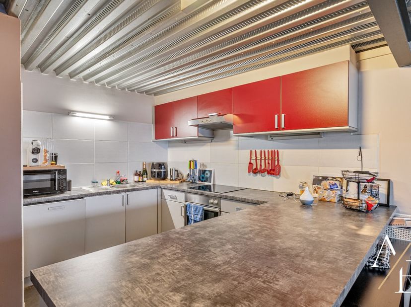 Deze loft/studio te Wetteren wordt u exclusief te koop aangeboden door Access Estate. Maak jouw afspraak via sms of WhatsApp door te sturen naar via 0