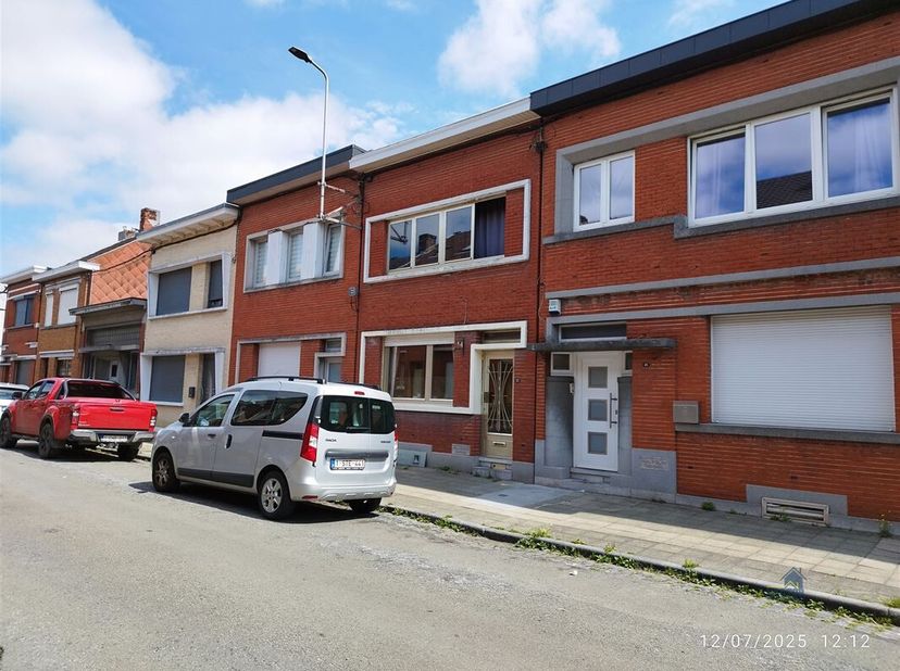 GRIVEGNEE. Quartier résidentiel au calme à 10&#039; de Liège. Maison mitoyenne composée d&#039;un hall entrée, living, cuisne et un jardin. 1er étage palier, sd