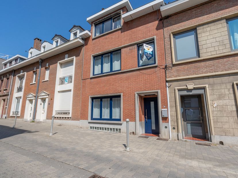 Charmante maison avec jardin. Idéalement située au centre de Nivelles, elle se compose comme suit : Au rez-de-chaussée, hall d&#039;entrée avec accès à un
