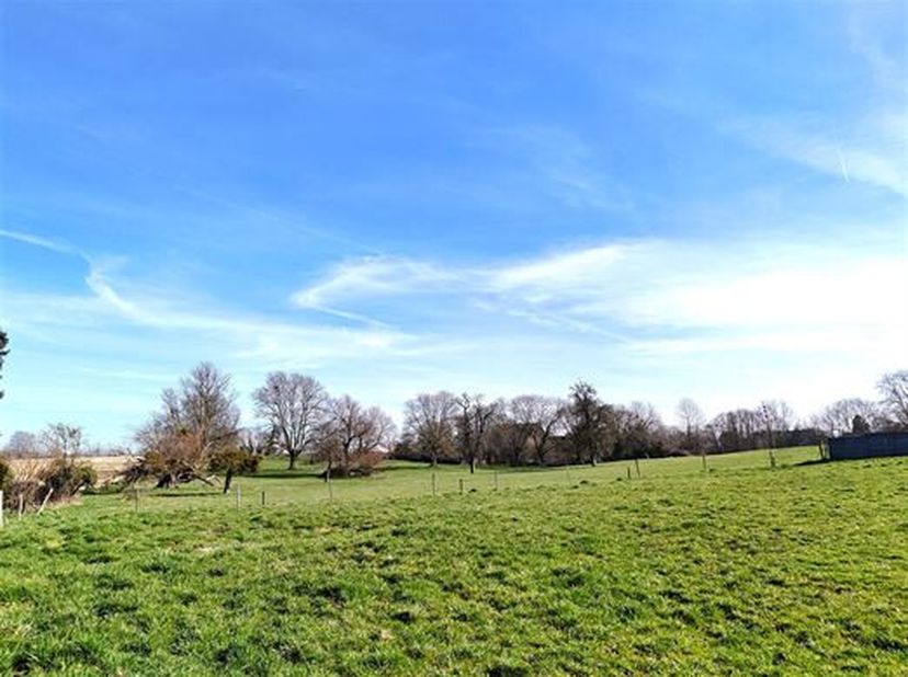 2 très beaux terrains situés dans un environnement très calme, rue de la Paix de Fexhe.&lt;br /&gt;
Ils sont situés le long dune voirie équipée en eau et él