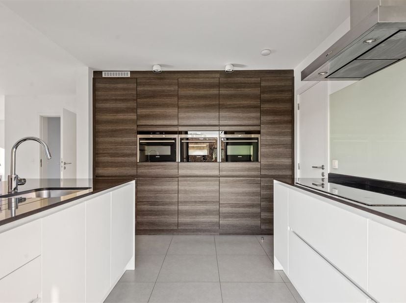 Deze instapklare villa is gelegen in een doodlopende straat, wat zorgt voor een veilige en kindvriendelijke omgeving. De ligging is bijzonder gunstig