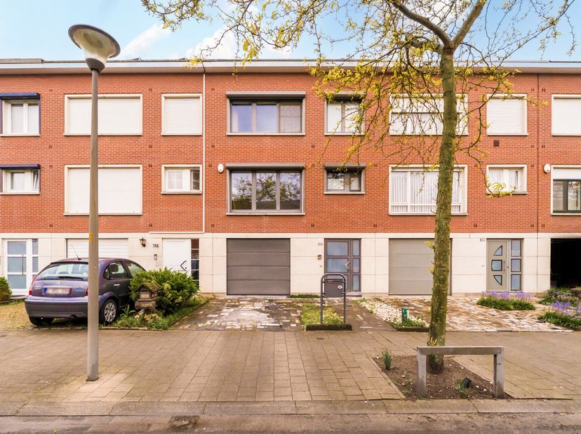 Instapklare bel-étage met 3 slaapkamers, garage en vernieuwde keuken&lt;br /&gt;
Locatie:&lt;br /&gt;
Welkom in de rustige en residentiële Den Haaglaan te Hoboken