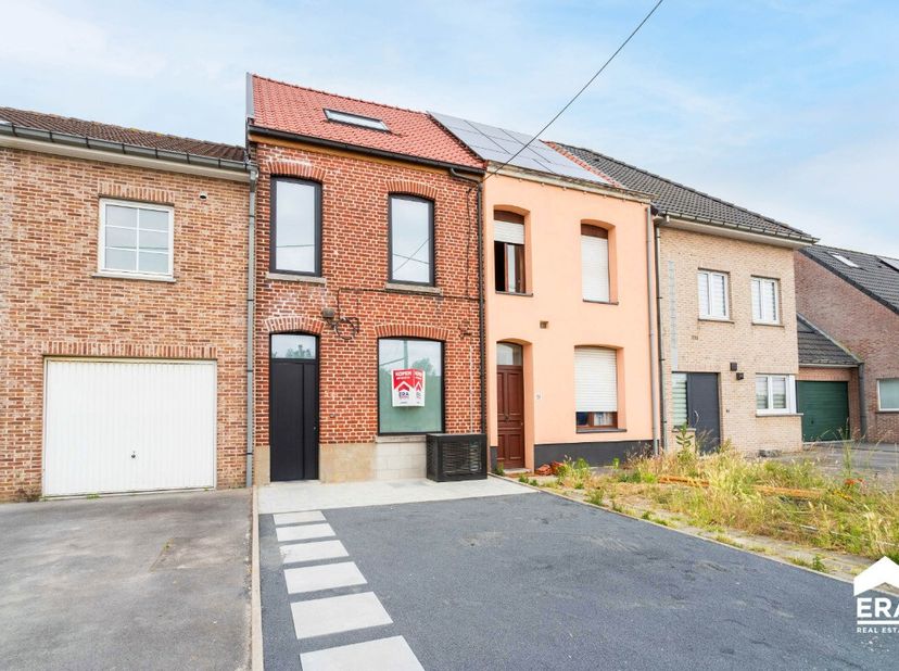 Totaal vernieuwde woning met 3 slaapkamers en tuin in hartje Menen!Op zoek naar een instapklare woning met een moderne afwerking en een centrale doch