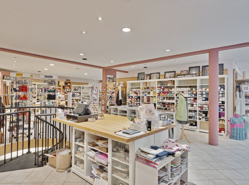 Cet espace commercial vous offre tout ce dont vous avez besoin pour créer une bonne visibilité pour votre magasin ou votre bureau, grâce à sa large vi
