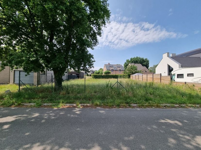 Uitstekend gelegen open bouwplaats op 4a 61ca&lt;br /&gt;
&lt;br /&gt;
Mooi perceel bouwgrond voor een eengezinswoning, geschikt voor open bebouwing, met een oppe