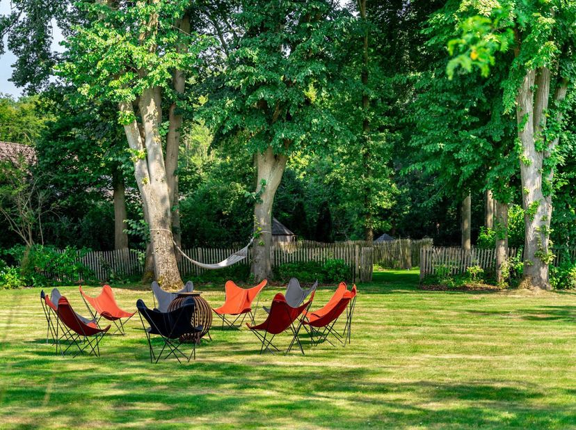 Dans la commune prisée d&#039;Oud-Heverlee, se niche une maison avec dépendances pleine de charme qui, sur un terrain arboré de ± 26 ares, créent des atmos