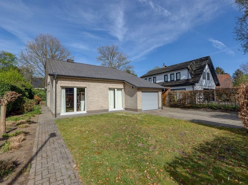 Op zoek naar ruimte, rust én potentieel? Deze charmante vrijstaande woning, gelegen op een perceel van maar liefst 648 m² in het geliefde Hertebos, bi