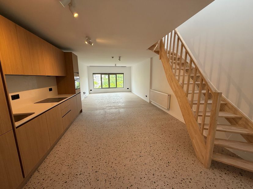 Volledig gerenoveerd duplex appartement op de Korenmarkt&lt;br /&gt;
Dit volledig vernieuwde duplex appartement bevindt zich op de derde verdieping in een k