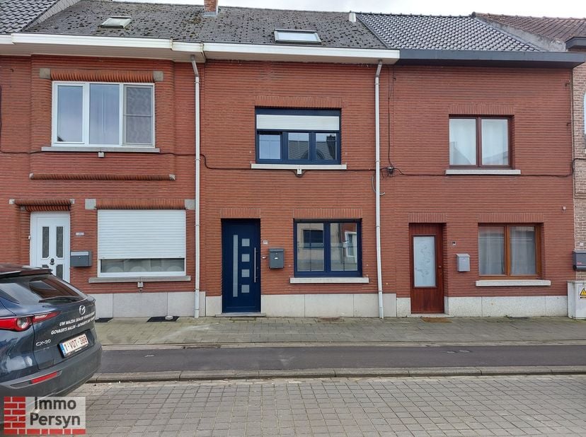 Deze gerenoveerde rijwoning in Scherpenheuvel is perfect voor wie op zoek is naar een instapklare woning met een gezellige stadstuin. De woning is gel