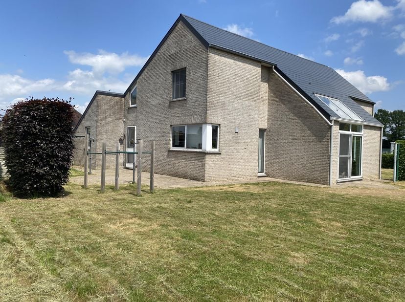 Instapklare villa met 3 slaapkamers, ruime tuin en garage&lt;br /&gt;
&lt;br /&gt;
Deze charmante en lichtrijke villa, gebouwd in 1993 en gerenoveerd sinds 2015,