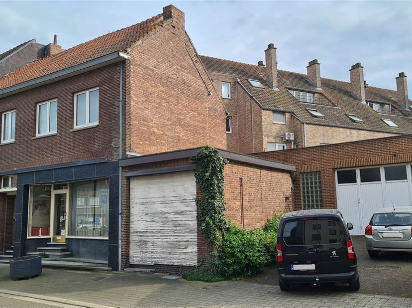 Te renoveren duowoonst met grote garage&lt;br /&gt;
Zoek jij een renovatieproject waarbij je twee woningen kan creëren? Dan is deze te renoveren duowoonst m