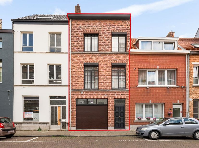 Op zoek naar een woning met karakter én potentieel op een toplocatie? Deze te renoveren stadswoning, gelegen op wandelafstand van het bruisende stadsc
