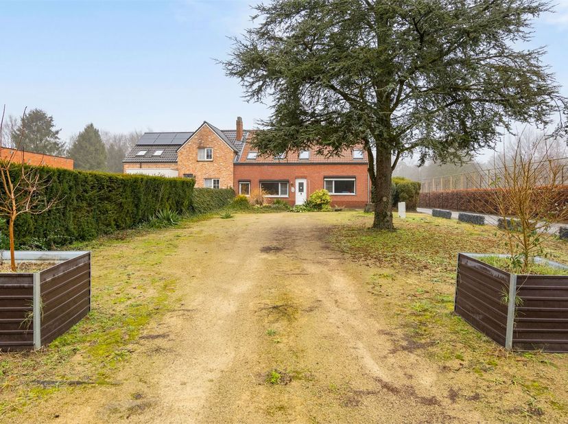 IDEALIS VASTGOED – AANGENAME OP TE FRISSEN WONING MET 2 BADKAMERS, 2 KEUKENS EN MOGELIJKHEID TOT 3 SLAAPKAMERS MET EEN BEWOONBARE OPPERVLAKTE VAN + -