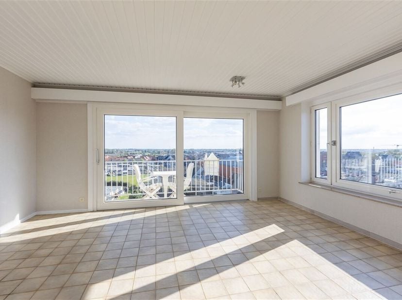 Zeer ruime hoekstudio met  mooi open zicht op centrale ligging vlakbij het winkelcentrum en de Zeedijk.   De studio is gelegen op de 6e verdieping en