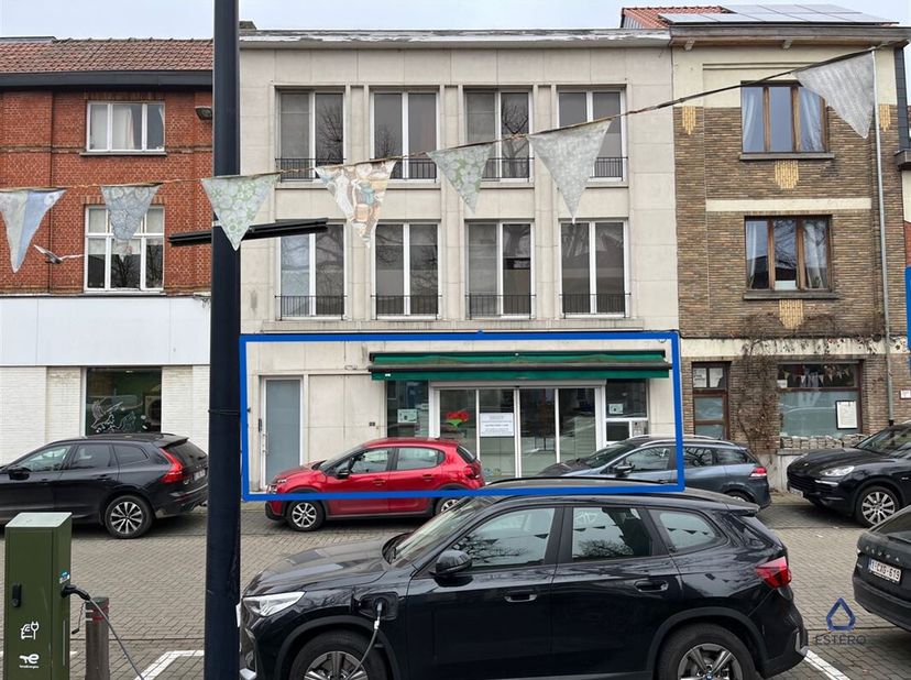 Ontdek deze uitstekende commerciële ruimte gelegen aan het Fonteineplein. Deze winkelruimte geniet van een zeer goede zichtbaarheid dankzij de central