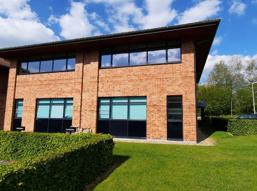 Rez-de-chaussée de bureau à louer dans un clos calme et verdoyant. Le bâtiment est bien entretenu et prêt à accueillir un nouvel occupant. Le bien se