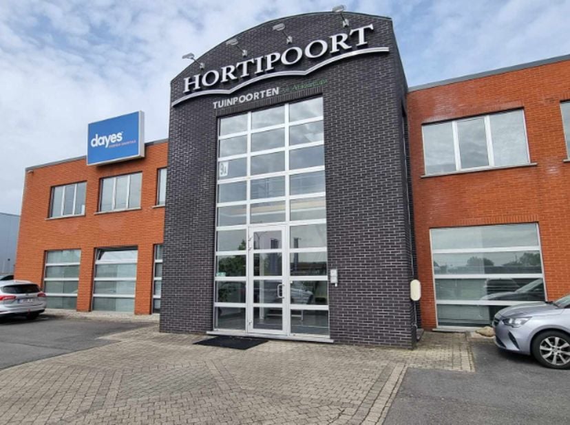 Bureaux et entrepôts à louer à un emplacement de choix ! L&#039;immeuble est très bien situé sur la Koning Leopoldlaan, à côté de l&#039;autoroute A12 ! Les bur