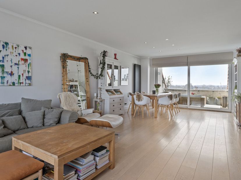 Ce charmant appartement en duplex de deux chambres bénéficie d&#039;un emplacement privilégié, à quelques minutes à pied de la gare. Il est prêt à emménage