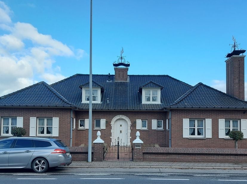 Deze ruime gelijkvloers villa op 1071 m² grond heeft een vloeroppervlakte van 310m² en biedt heel wat mogelijkheden, alsook professioneel gebruik moge