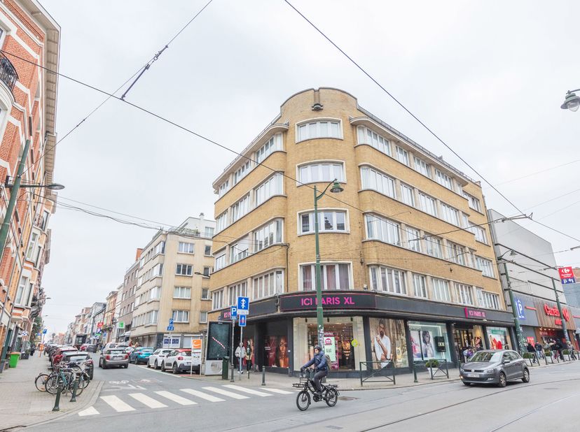 Quartier de la Bascule. Situé à deux pas des commerces, des transports en commun et de lAvenue Louise, bel appartement 2/3 chambres à découvrir. Dans