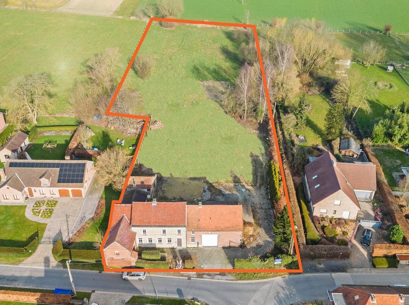GALMAARDEN - In het charmante Galmaarden bevindt zich deze karaktervolle woning met een werkplaats van maar liefst ca. 100 m², gelegen op een prachtig