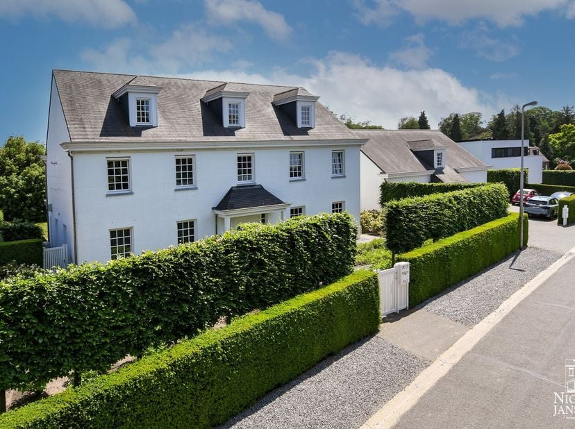 Deze klassevolle villa met grote garage is zeer ruim ingedeeld en afgewerkt met degelijke en kwalitatieve materialen.&lt;br /&gt;
Dit huis heeft een op en t