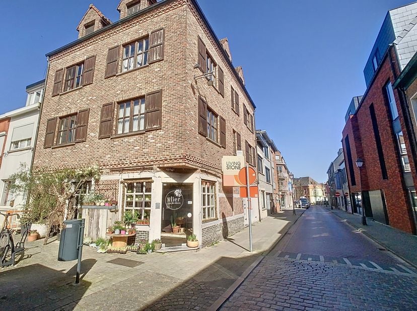 Handelspand te huur in het centrum van Lier met veelzijdige mogelijkheden!&lt;br /&gt;
Ben je op zoek naar een commercieel pand op een toplocatie in Lier? D