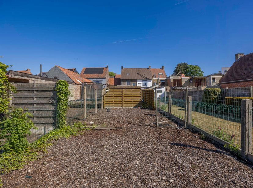 Gelegen in een rustige, residentiële buurt van Assebroek vindt u deze uitstekend onderhouden instapklare rijwoning op een perceel van 260 m² met een b