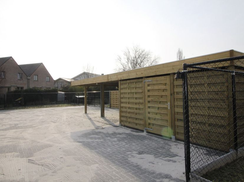 1 parkeerplaats achter een nieuwbouwappartement.&lt;br /&gt;
Een veilige plaats voor uw wagen.&lt;br /&gt;
Bijkomend: 5,00 eur syndic.