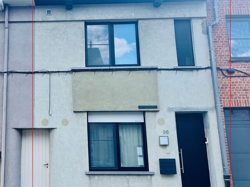 Cette maison mitoyenne rénovée (EPC C) avec 4 chambres offre une maison familiale idéale avec un espace de vie agréable de 150m² sur un terrain de 168