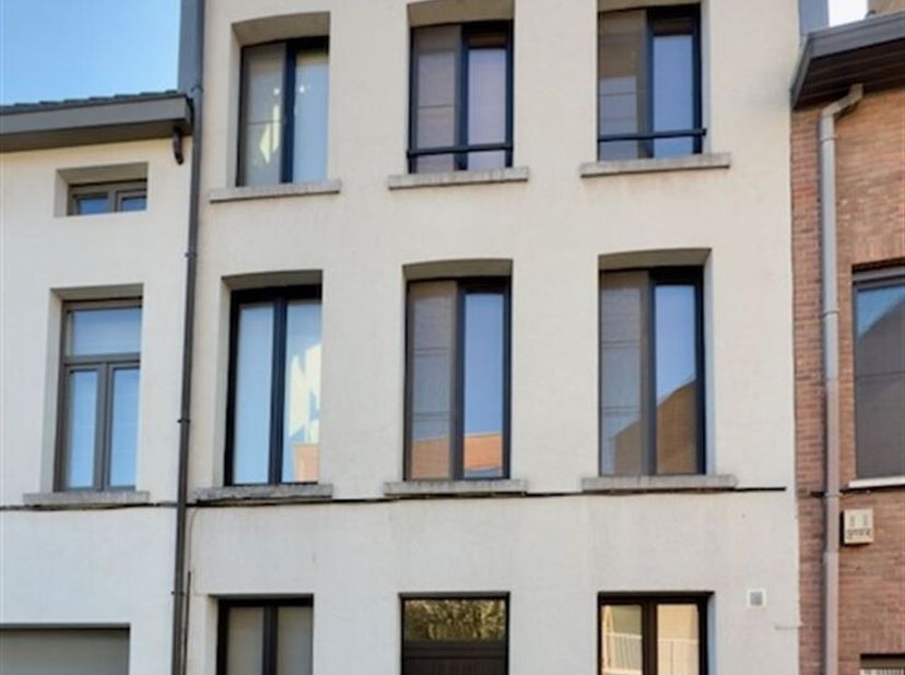 MAISON RÉCENTEMENT RÉNOVÉE AVEC TROIS À QUATRE CHAMBRES CENTRE MECHELEN, JARDIN DE VILLE ET ROUTE DU SOLEIL | Rénovée en 2023 | EPC A | aménagement co