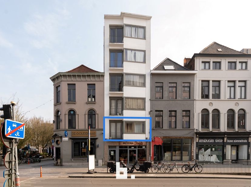 Dit op te frissen appartement, met een balkon vooraan en een klein terras achteraan het gebouw bevindt zich op een bijzonder centrale locatie binnen h