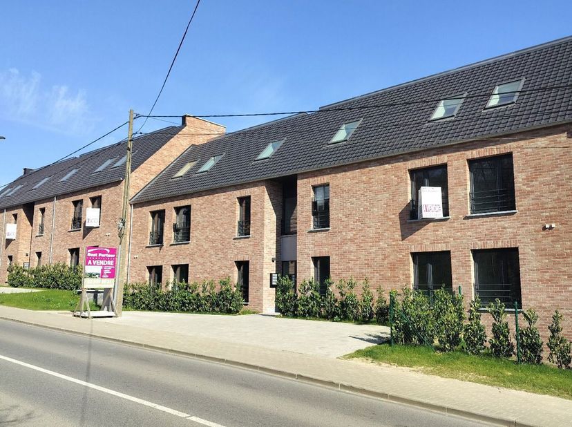Situation :&lt;br /&gt;
 Situé à lentrée du village de Faux avec une vue imprenable sur la campagne environnante, cet immeuble bénéficie dun accès très rapi